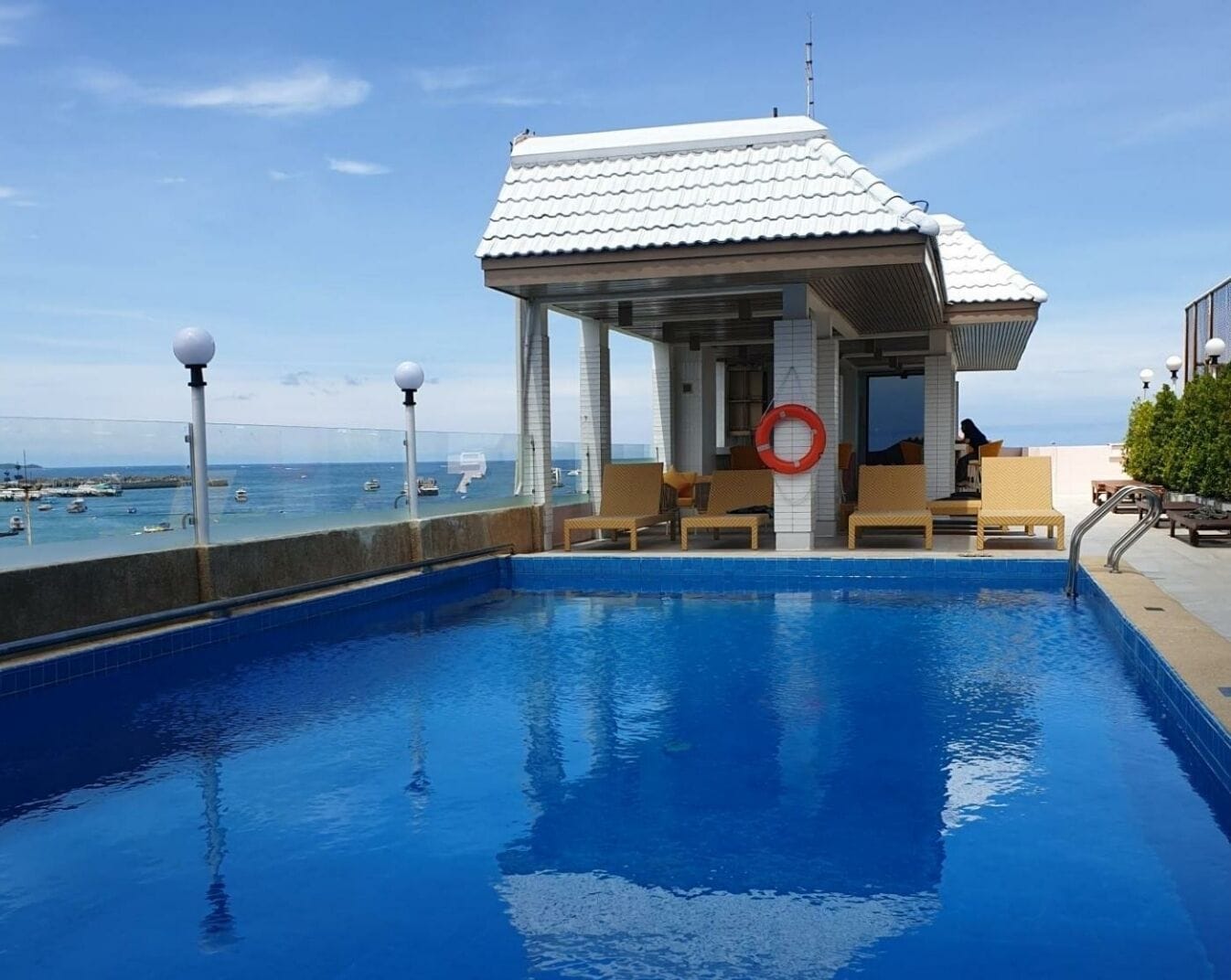 야외 수영장, 수영장 파라솔, 일광욕 의자