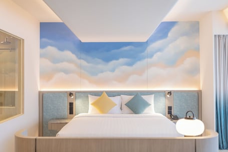 Deluxe Suite | 1 bedroom, free minibar items, in-room safe, individually decorated