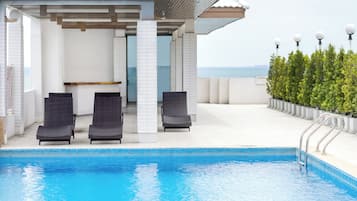 Poolside bar