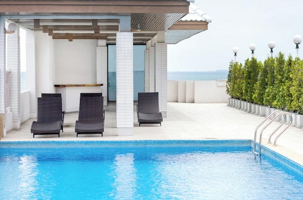 Bar en bord de piscine