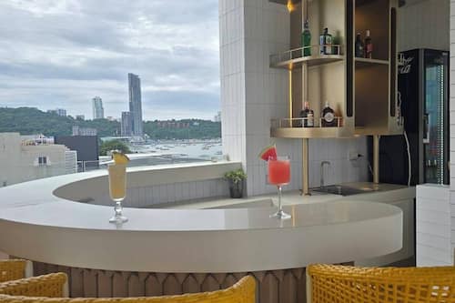 Bar junto a la piscina