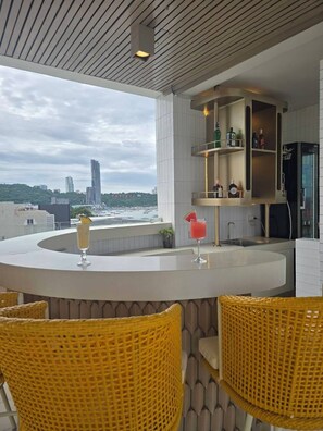 Bar en bord de piscine