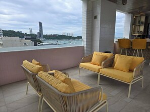 Bar junto a la piscina