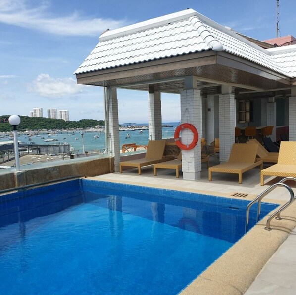 屋外プール、プール パラソル、サンラウンジャー