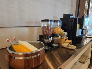 朝食 (コンチネンタル ブレックファスト)、毎日提供 (1 名様 290 THB)