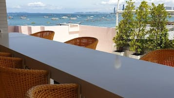 Bar junto a la alberca