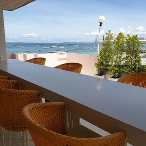 Poolside bar - Cloudotel Walking Street Pattaya  (Pattaya)