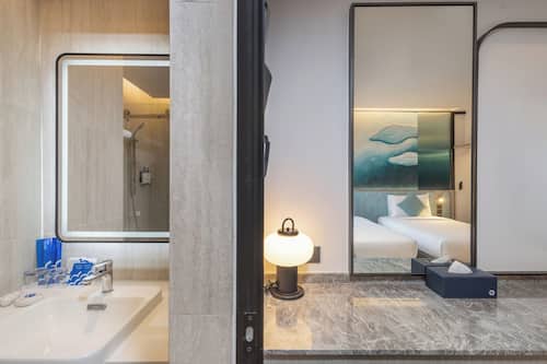 Superior kamer, 1 twee- of 2 eenpersoonsbedden | Een minibar met enkele gratis items, een kluis op de kamer