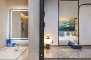 Artículos del minibar gratis y caja de seguridad en la habitación 