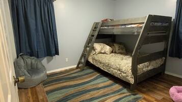 3 bedrooms, desk, iron/ironing board, free WiFi