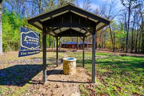 Property grounds - The Swanky Swan Cabin (Hochatown)