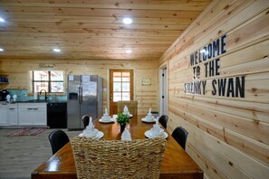 Dining - The Swanky Swan Cabin (Hochatown)