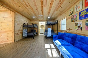 1 bedroom, free WiFi, bed sheets - The Swanky Swan Cabin (Hochatown)