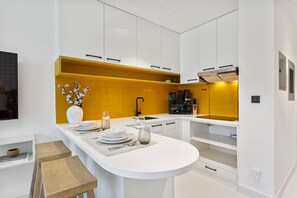 Kühlschrank, Mikrowelle, Ofen, Herdplatte