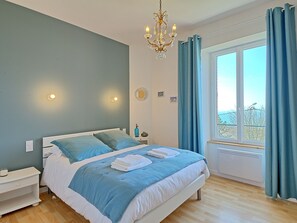 4 slaapkamers, een strijkplank/strijkijzer, wifi