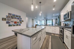 Fridge, microwave, oven, stovetop - Stargazer - The Desirable Home w/AC and Hot Tub (Flagstaff)