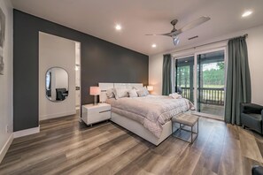 4 habitaciones, escritorio y tabla de planchar con plancha