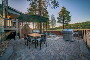 Outdoor dining - Stargazer - The Desirable Home w/AC and Hot Tub (Flagstaff)