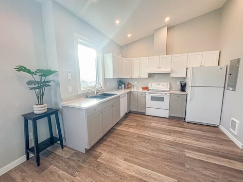 Penticton Guesthouse with King Bed