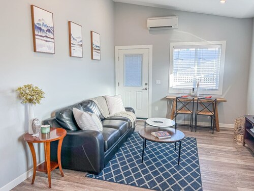 Penticton Guesthouse with King Bed