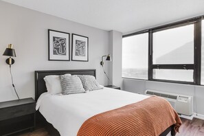 1 dormitorio, tabla de planchar con plancha, wifi y ropa de cama