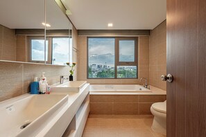 Free toiletries, hair dryer, slippers, towels - Apartment in Landmark-Vinhome.CTP by Yen (Ho Chi Minh City)