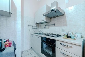 Fridge, oven, stovetop, electric kettle - GuestHost - La Mole Apartment with Balcony (Torino)