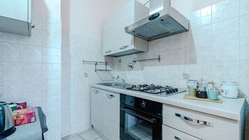 Kühlschrank, Ofen, Herdplatte, Kochgeschirr/Geschirr/Besteck