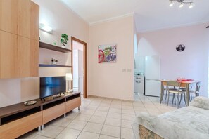 Interior - GuestHost - La Mole Apartment with Balcony (Torino)