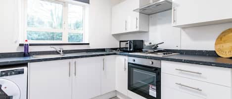 Frigorifero, microonde, forno, piano cottura