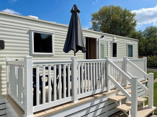 Caravan Sleeps 6 with Pool Access
