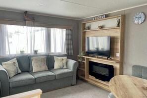 Een televisie en een open haard