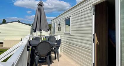 3 Bedroom Caravan - Parking, Wifi, Pool Access