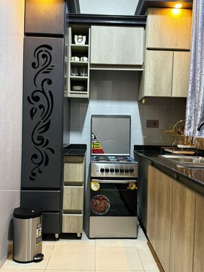 Fridge, microwave, oven, stovetop - 1 bed-uganda-2people-wifi-closetocity-parking (Kampala)