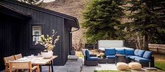 The Basecamp at Lake Creek – Cozy, Modern Getaway with Hot Tub