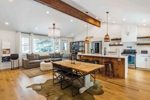 Interior - The Basecamp at Lake Creek – Cozy, Modern Getaway with Hot Tub (Ketchum)