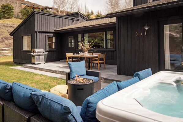 Outdoor dining - The Basecamp at Lake Creek – Cozy, Modern Getaway with Hot Tub (Ketchum)