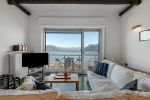 TV, books, stereo - Infinity Lake View Terraced Casa, Stresa, Italy (Stresa)