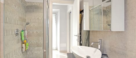 Douche, sèche-cheveux, bidet, serviettes fournies