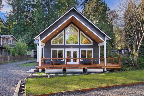 Indianola Cedar House - 2024 New Build ! Wraparound Deck + Quality finishes