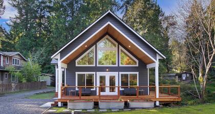 Indianola Cedar House - 2024 New Build ! Wraparound Deck + Quality finishes