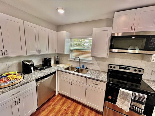 3BR Retreat Near Downtown - Airport - NRG Stadium