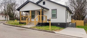 Tranquil 2-bedroom house in Knoxville with WiFi & great backyard space to enjoy