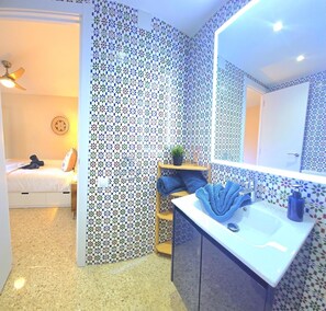 2 bedrooms, iron/ironing board, internet, bed sheets
