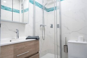 Shower, hair dryer, towels, soap - Eden Room in Saint-Tropez (Saint-Tropez)