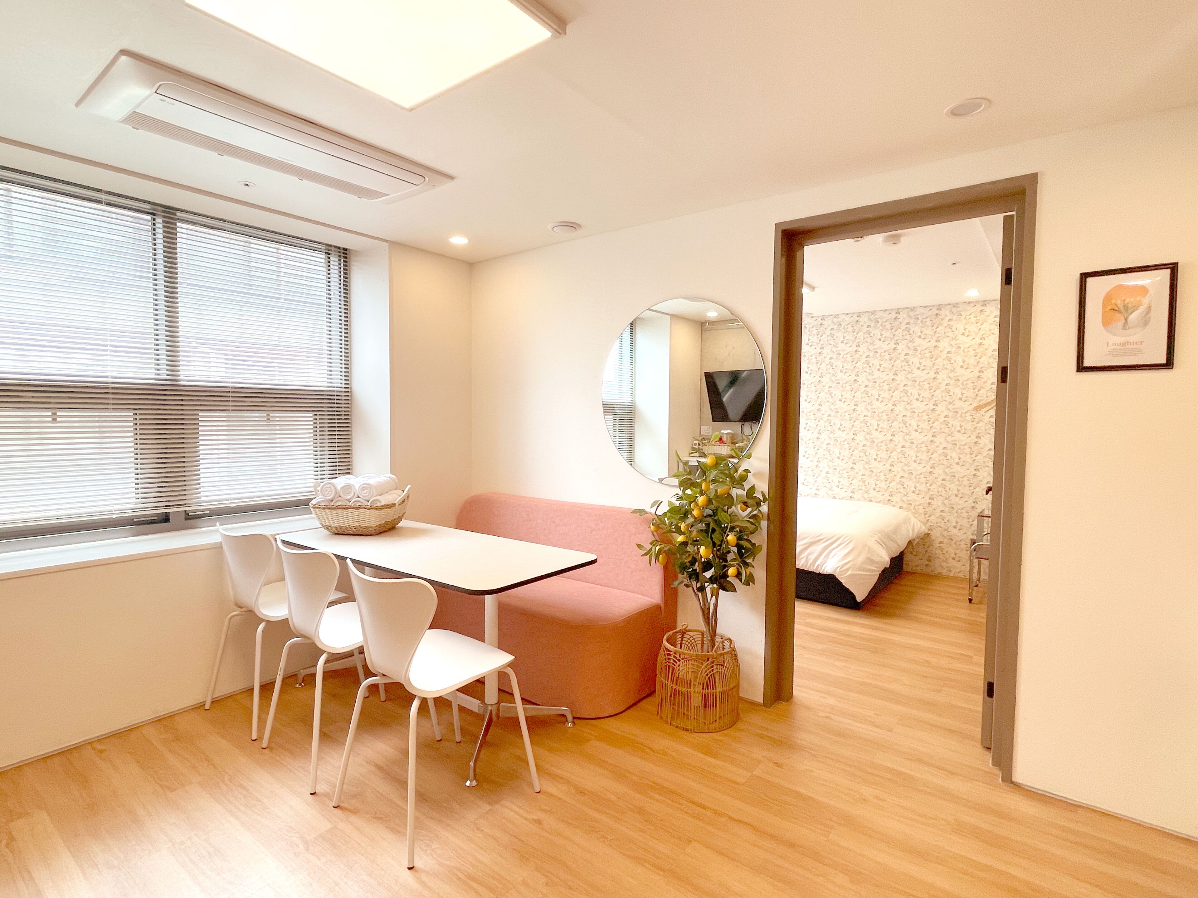 家庭公寓, 城市景观 (non-Korean nationals only) | 起居区 | 40-英寸纯平电视 （配备有线频道）、加热地板