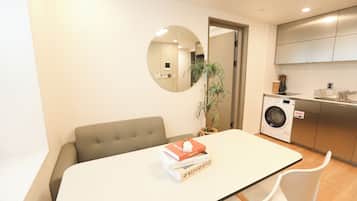 40-inch flat-screen TV with cable channels, heated floors