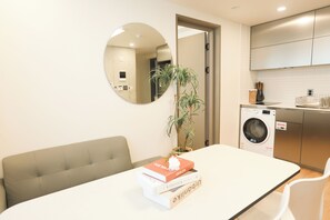 40-inch flat-screen TV with cable channels, heated floors