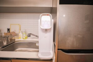 ثلاجة، ميكروويف، جهاز طهي للأرز، مستلزمات طهي/أطباق/أوعية