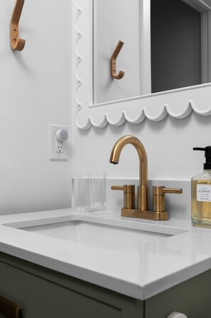 Dusch, handdukar, tvål och toalettpapper